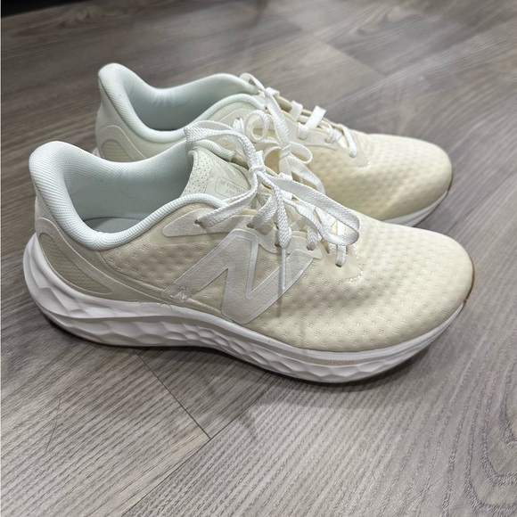 New Balance Women's Cream Running Shoes - Picture 1 of 5